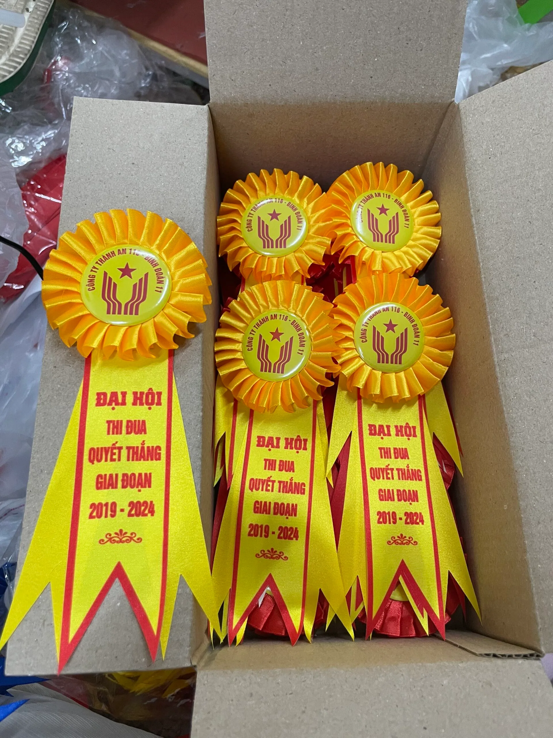 Bán buôn hoa cài áo đại biểu