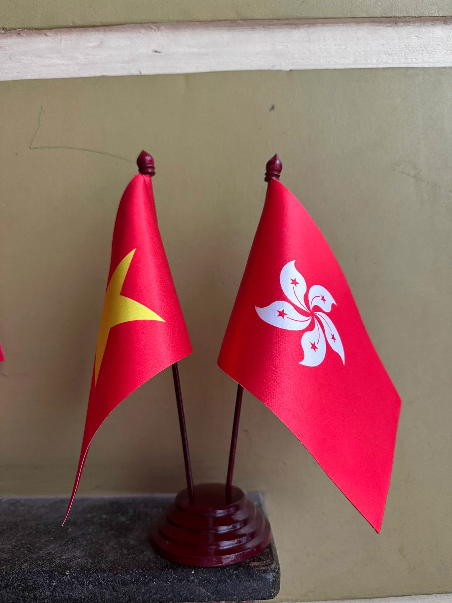 Cờ để bàn đế gỗ