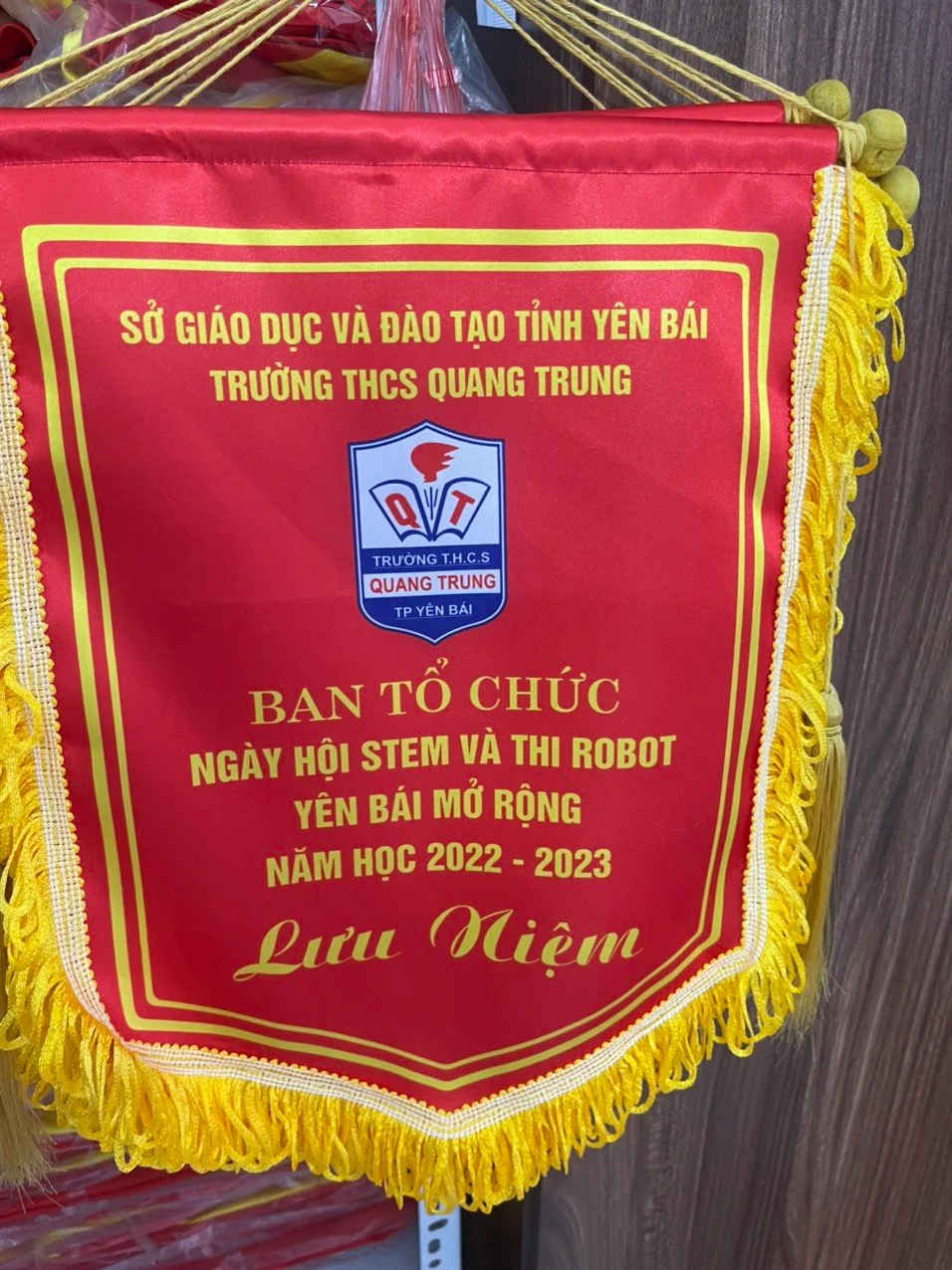 In cờ lưu niệm giá rẻ
