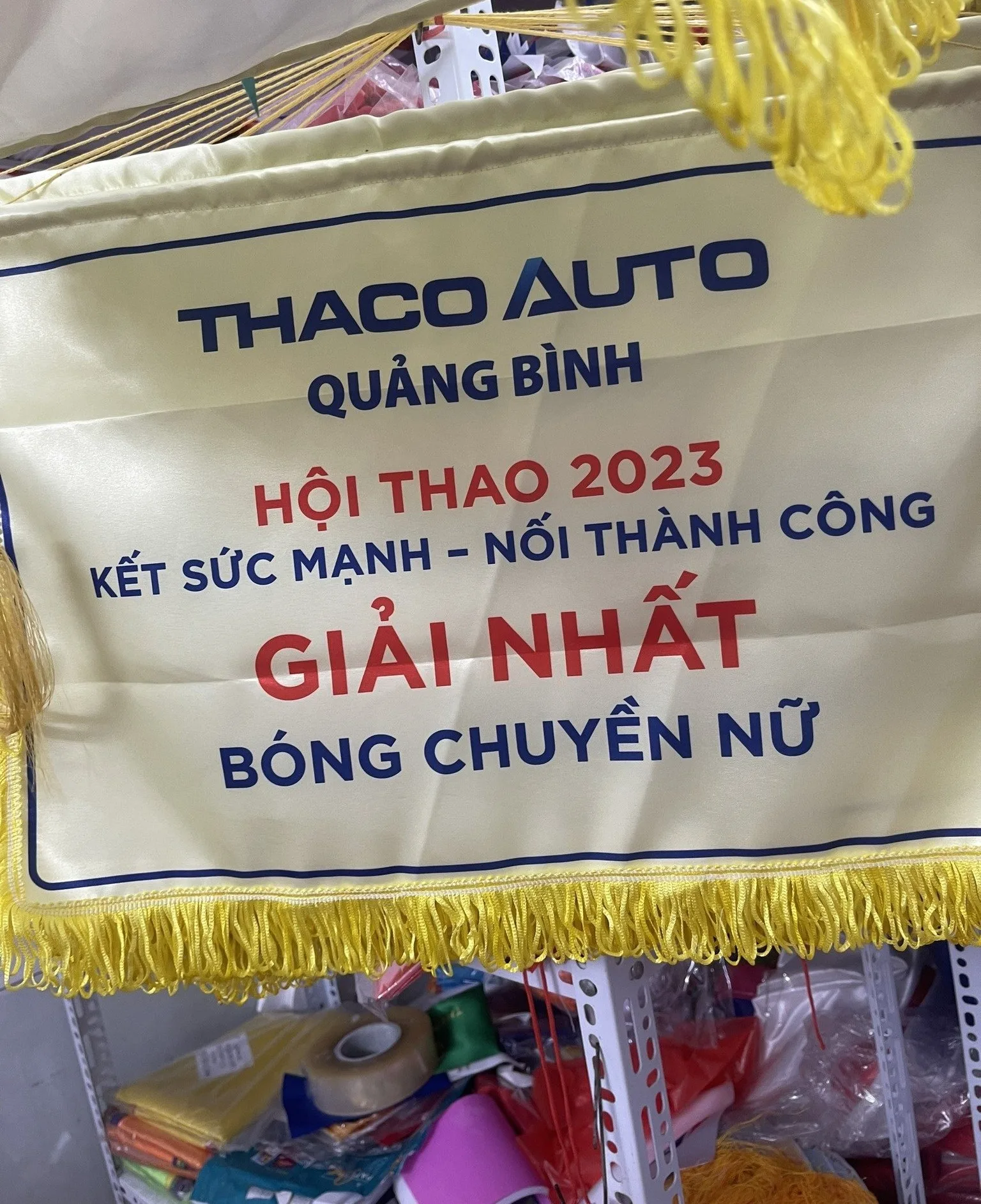 Mua cờ lưu niệm