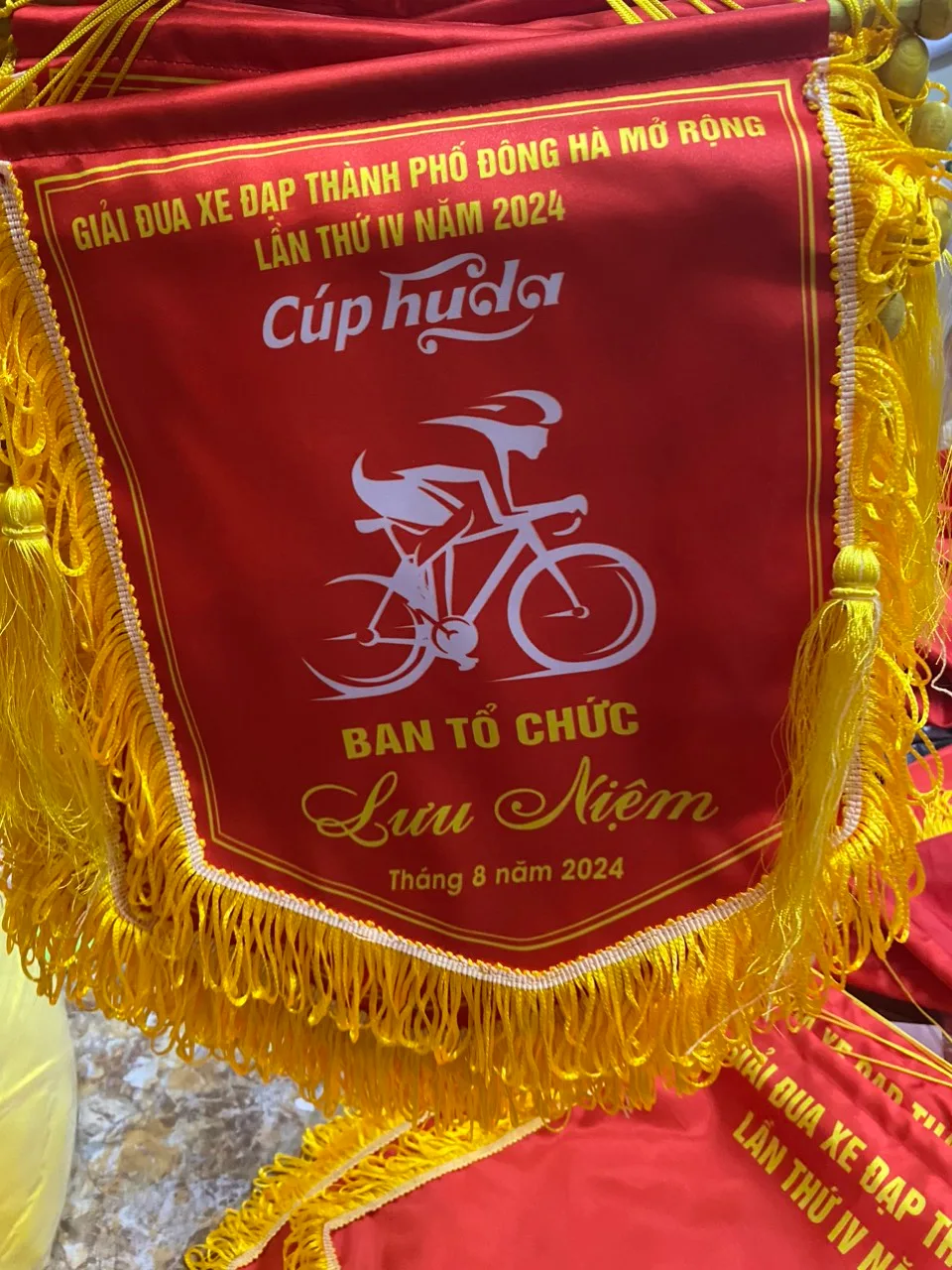 In cờ lưu niệm theo yêu cầu