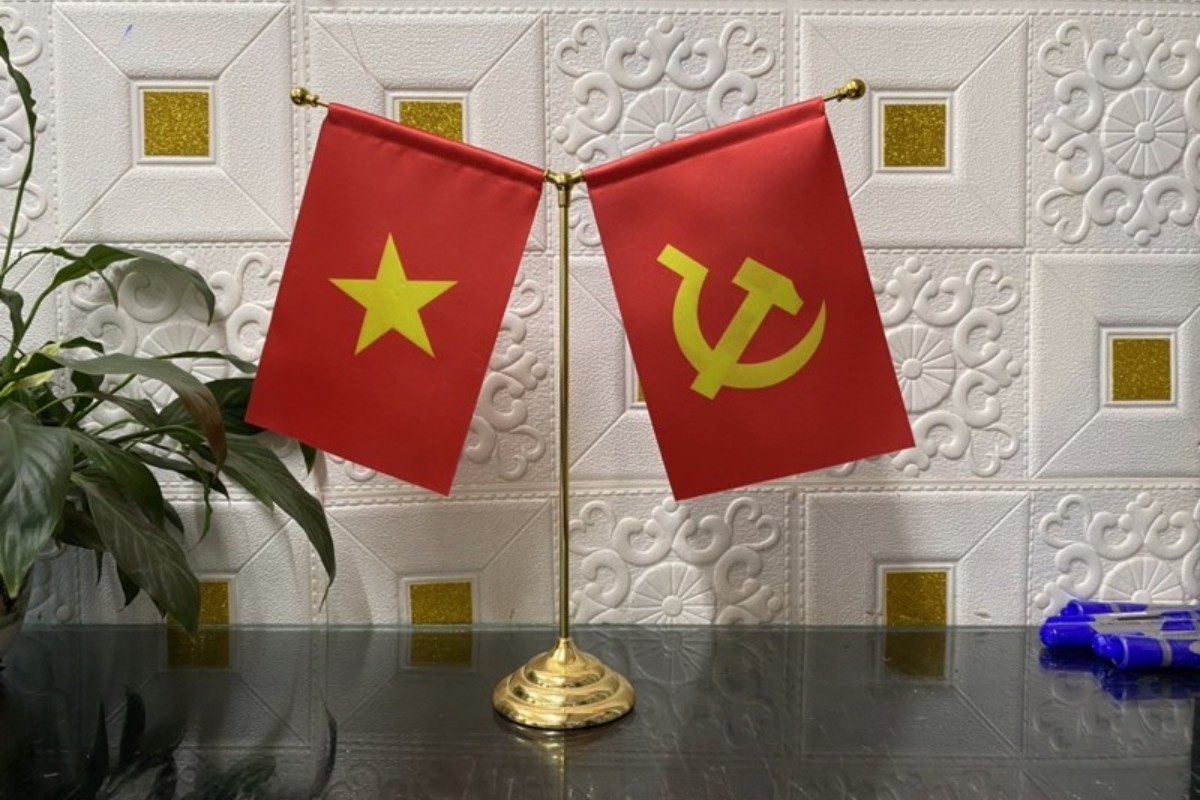 Bộ cờ Đảng cờ Tổ Quốc để bàn – Xưởng in cờ HOÀNG GIA