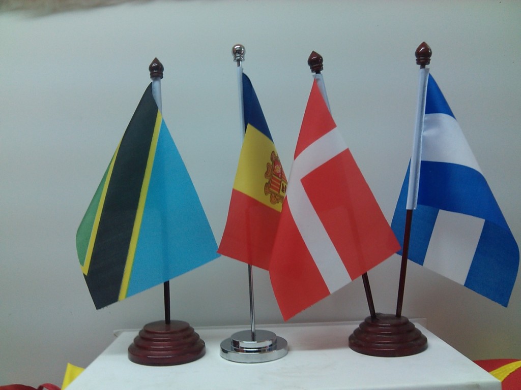 Cờ để bàn làm việc giá rẻ – Xưởng in cờ HOÀNG GIA