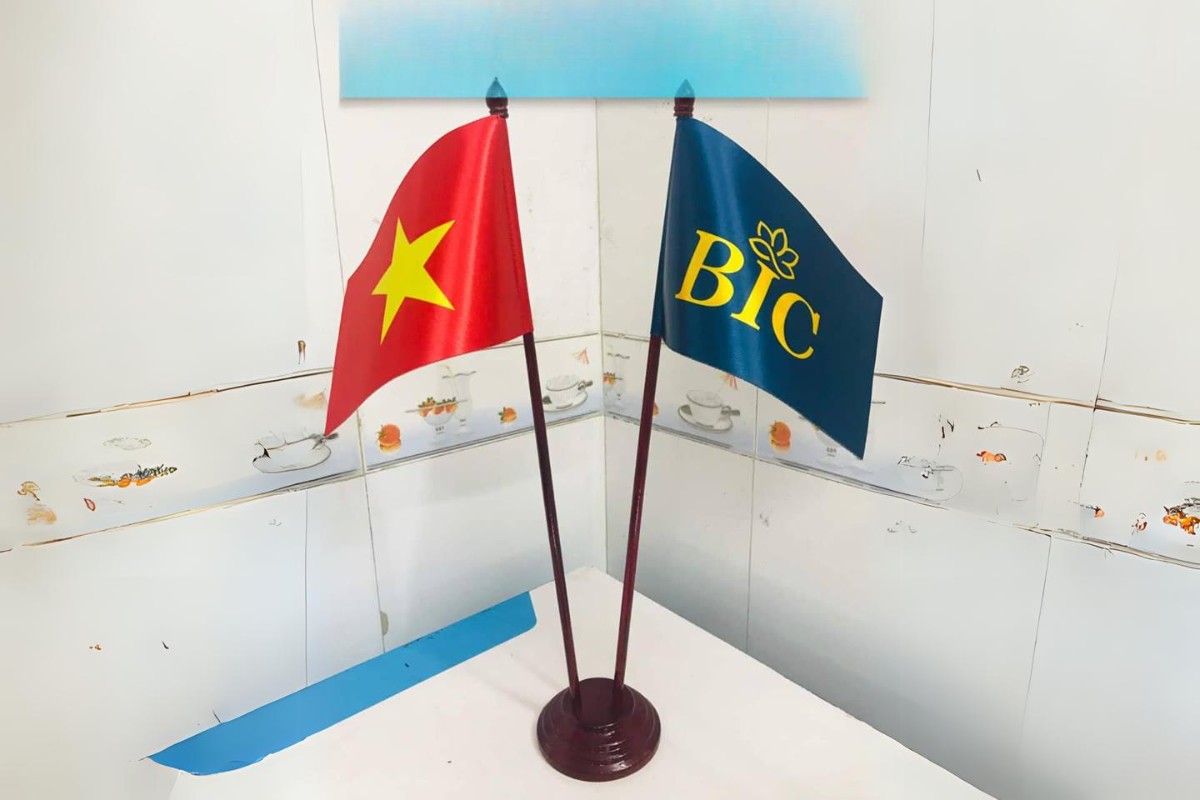 Cờ để bàn đẹp trang trí phòng họp chuyên nghiệp – Xưởng in cờ HOÀNG GIA