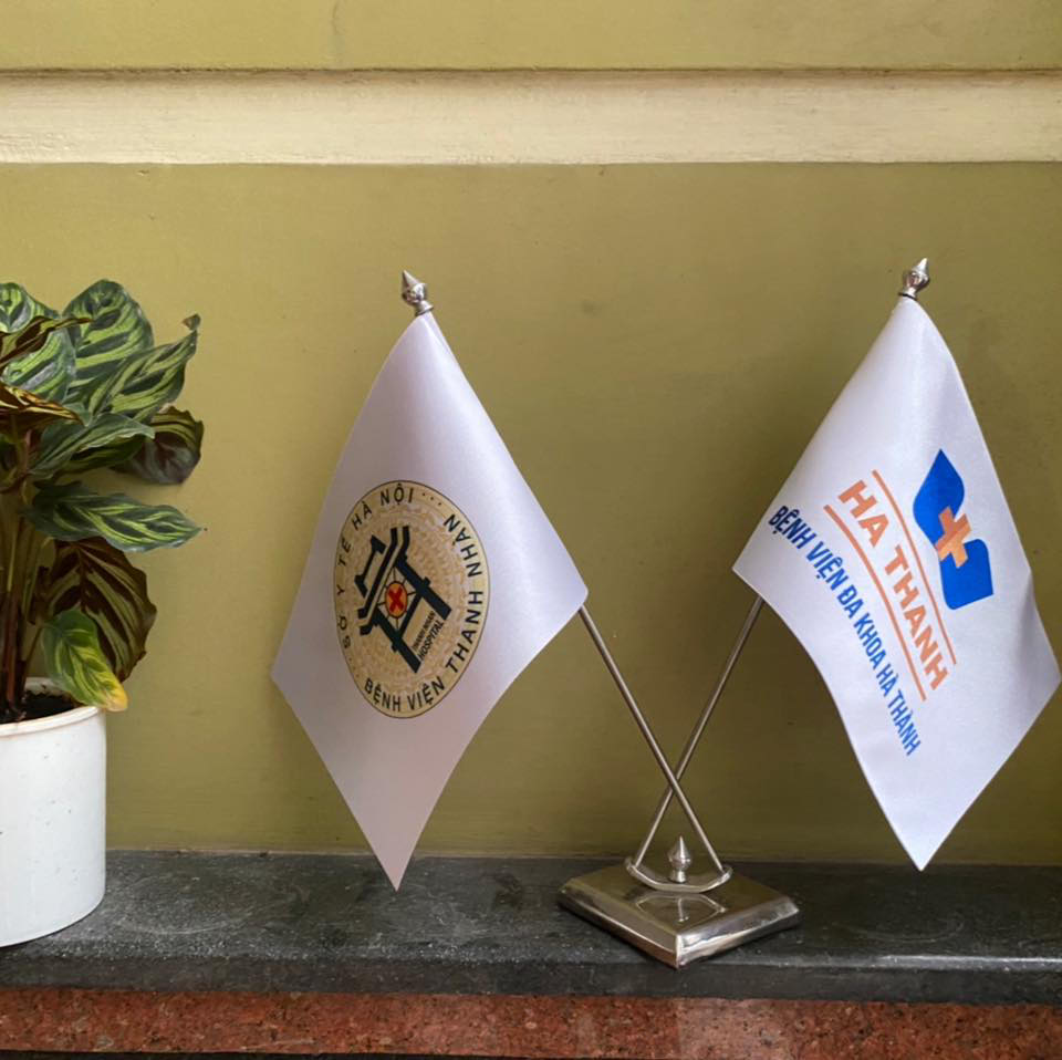 Giá cờ để bàn làm việc – Xưởng in cờ HOÀNG GIA tại Hà Nội