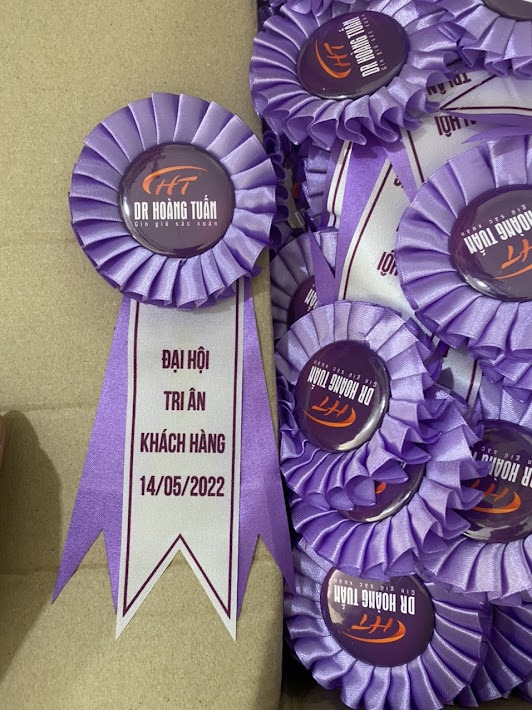 Hoa cài áo đại biểu cho hội thảo