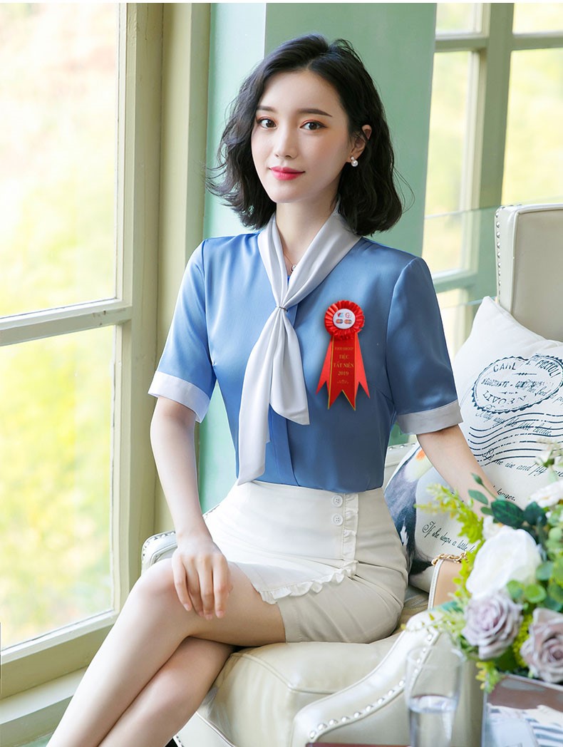 Hoa cài áo đại biểu nữ