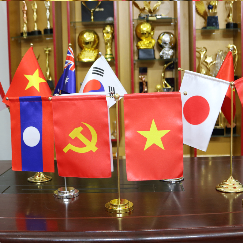 Mẫu cờ để bàn – Xưởng in cờ HOÀNG GIA