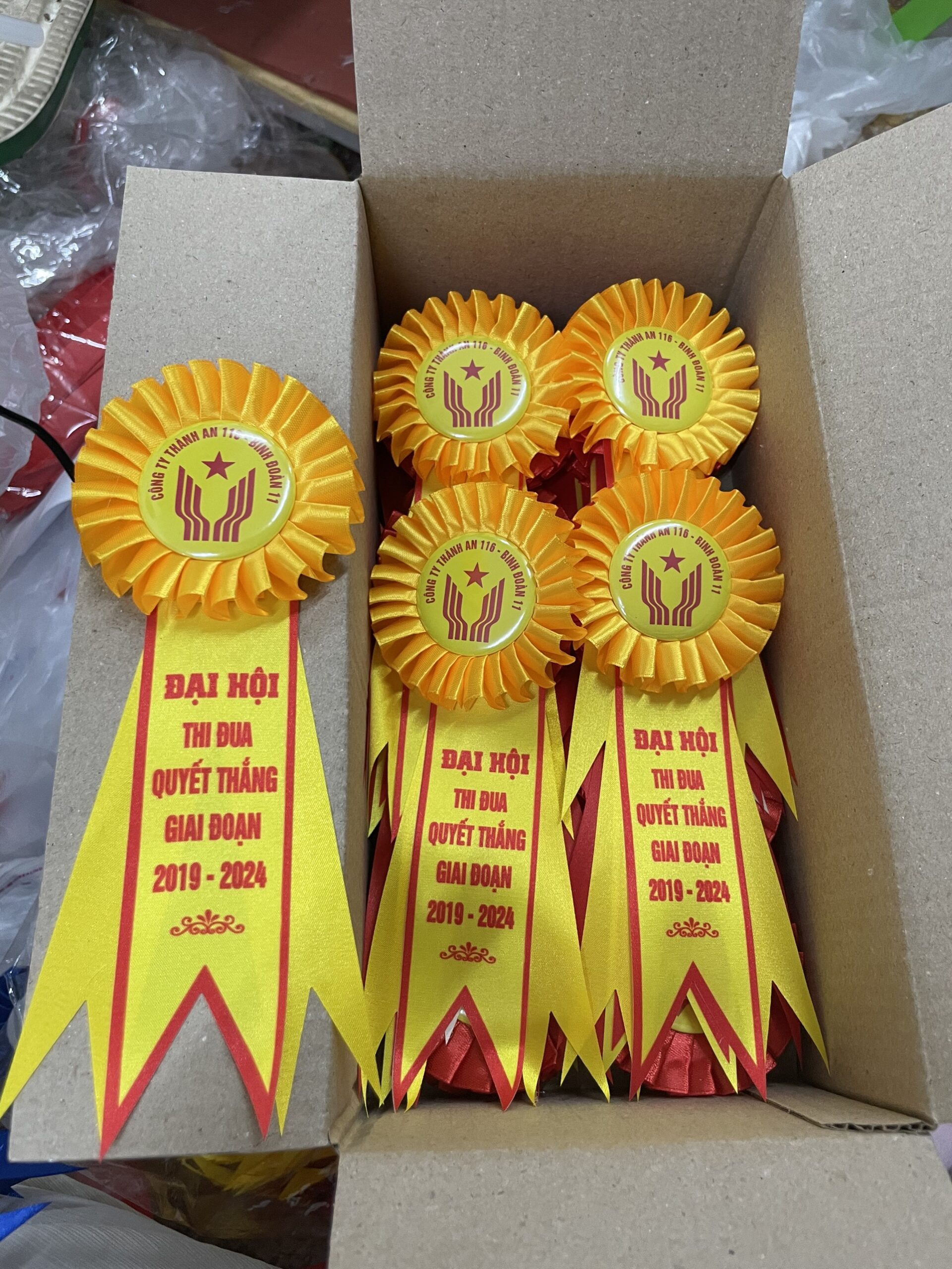 Mua hoa cài áo đại biểu ở đâu?