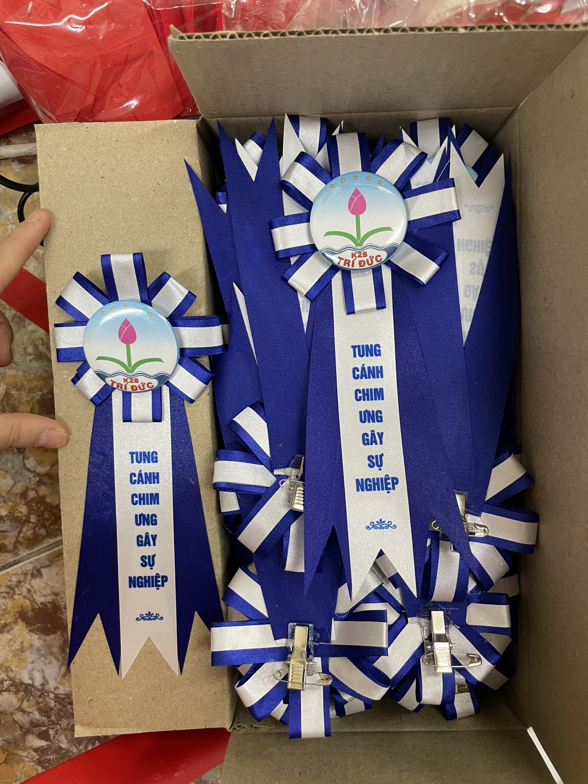 Hoa cài áo khai trương