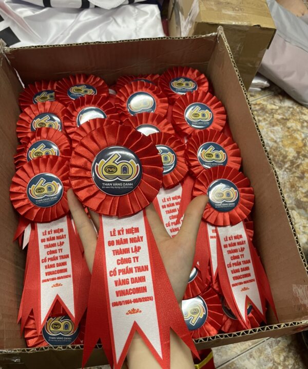 Huy hiệu hoa cài áo