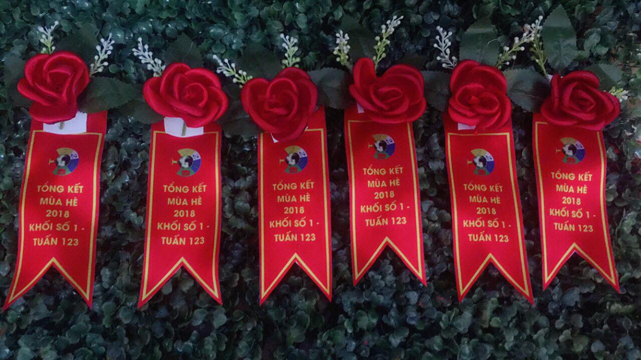 Làm hoa cài áo đại biểu số lượng lớn