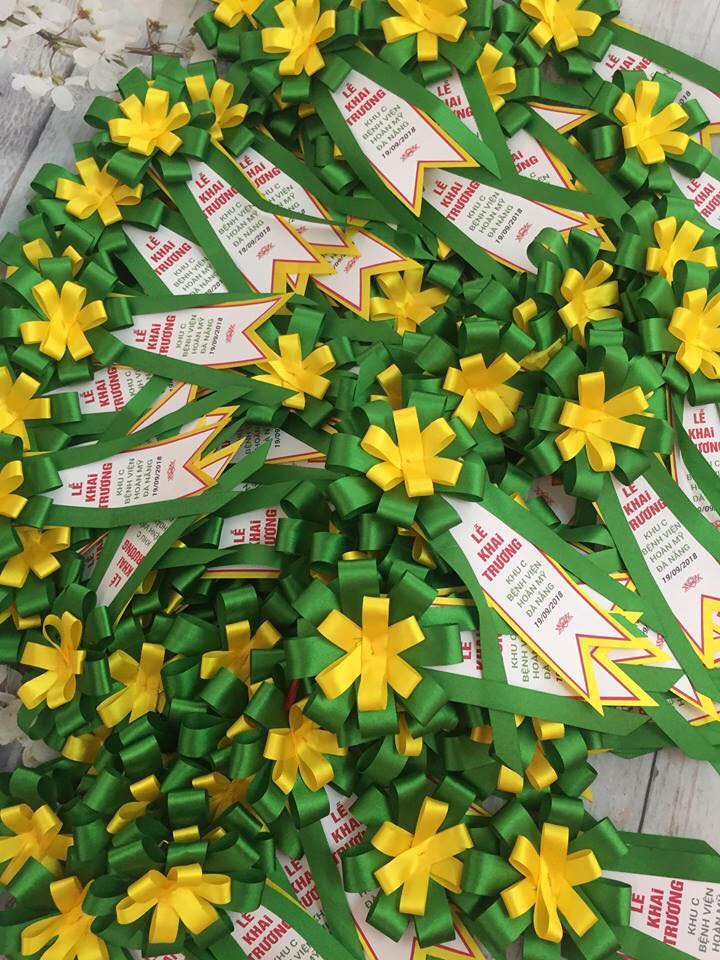 Làm hoa cài áo đại biểu