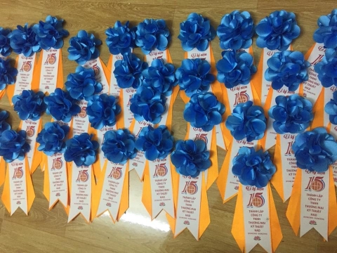 Làm hoa cài áo đại biểu số lượng lớn