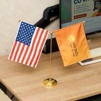 Cờ để bàn làm việc giá rẻ – Xưởng in cờ HOÀNG GIA