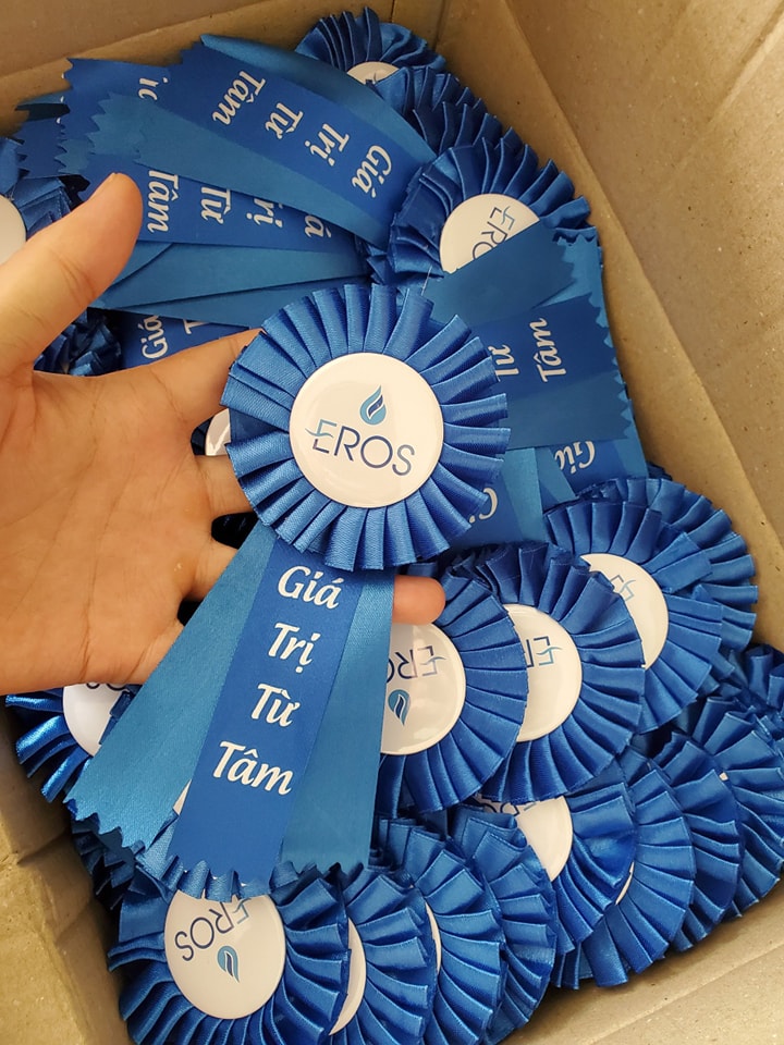 Làm hoa cài áo đại biểu số lượng lớn