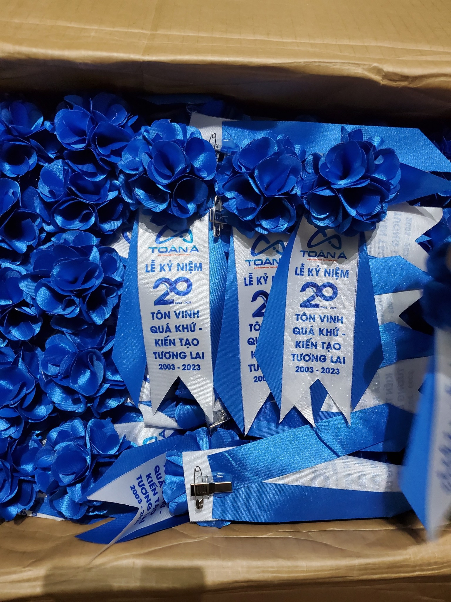 Hoa cài áo dài đẹp 