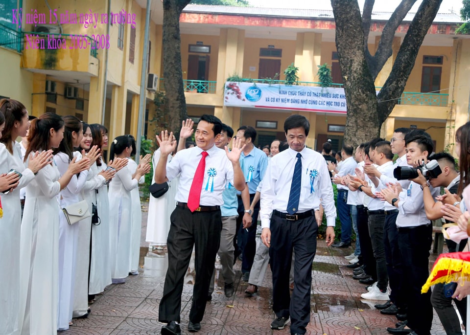 Hoa cài áo đại biểu lễ tốt nghiệp