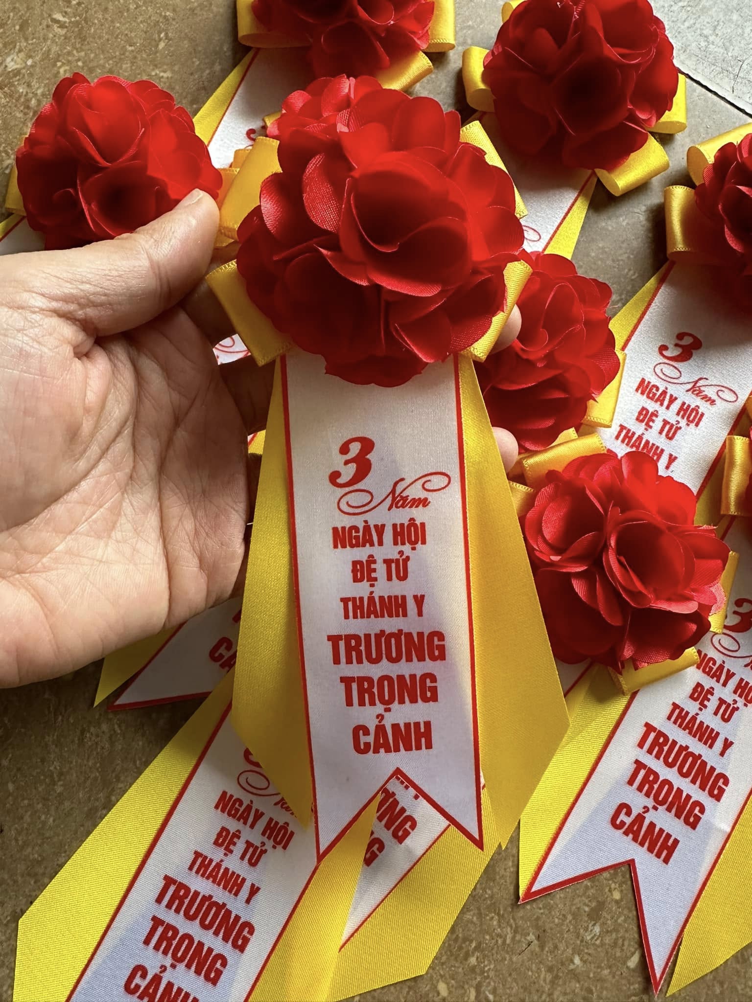 Nơi bán hoa cài áo đại biểu