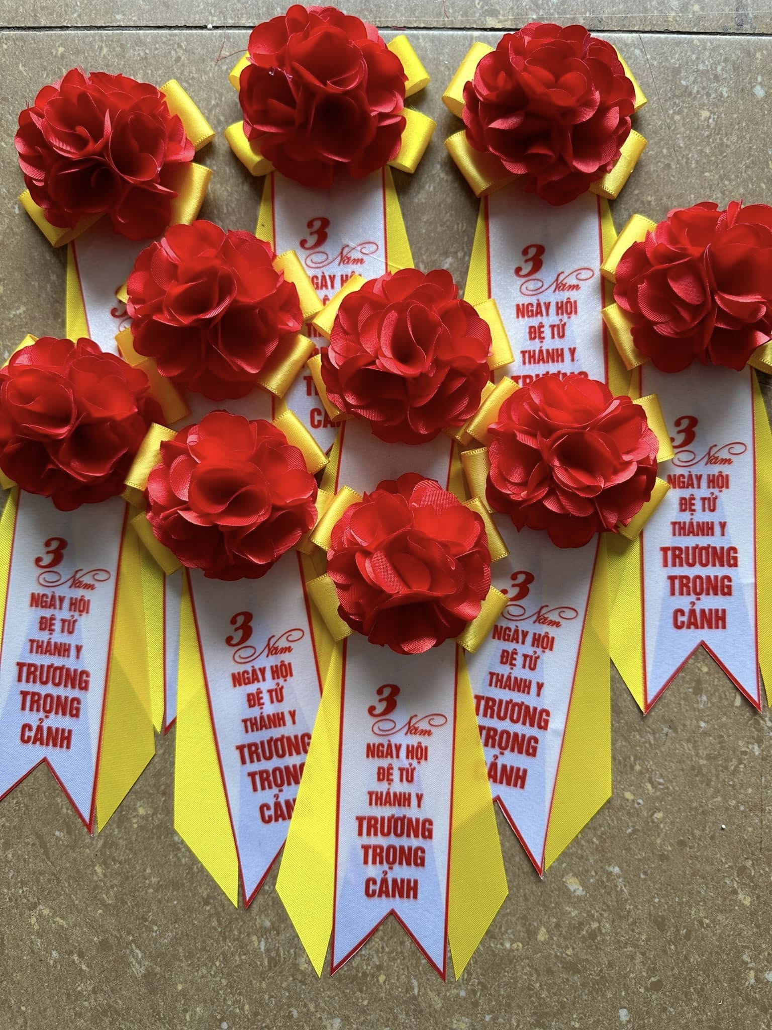 Đặt hoa cài áo đại biểu theo yêu cầu