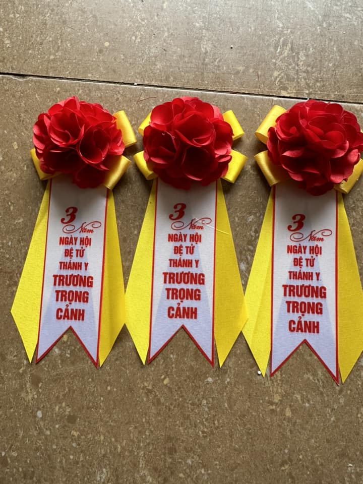 Hoa cài áo cho đại biểu