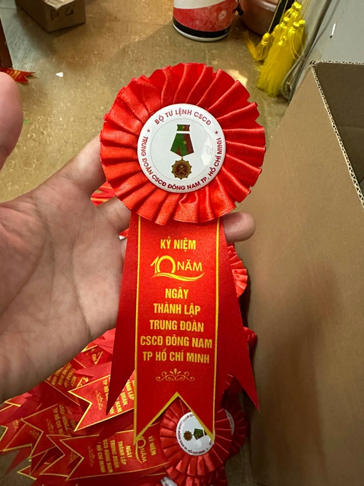 Hoa cài áo đại biểu sự kiện