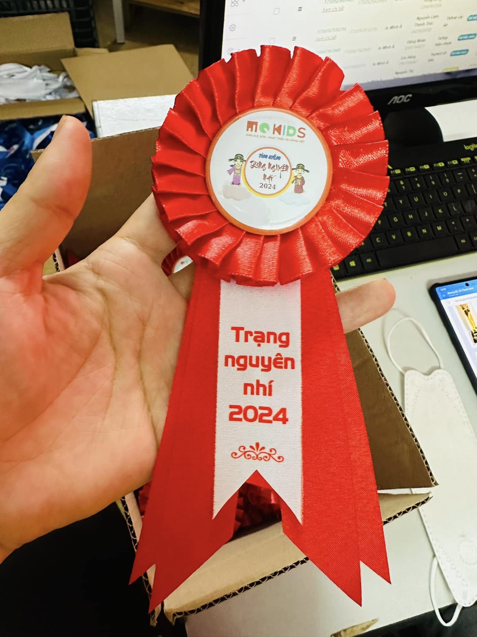 In logo trên hoa cài áo đại biểu