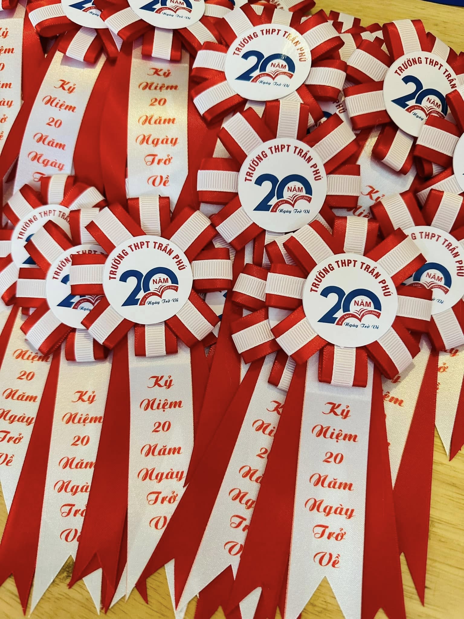 Nhận làm hoa cài áo đại biểu lấy ngay