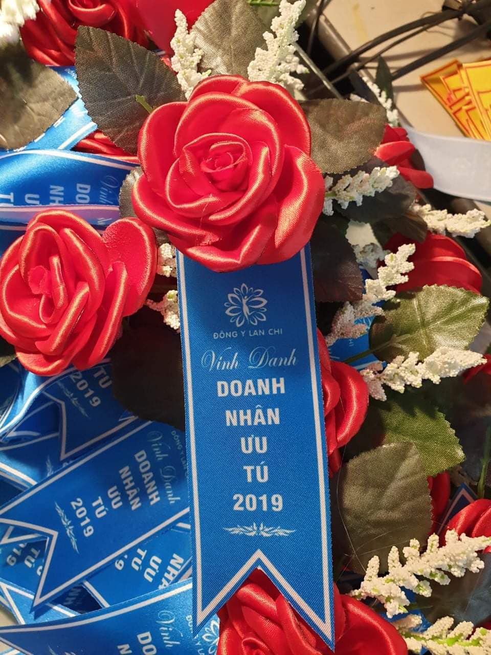 Giá hoa cài áo đại biểu