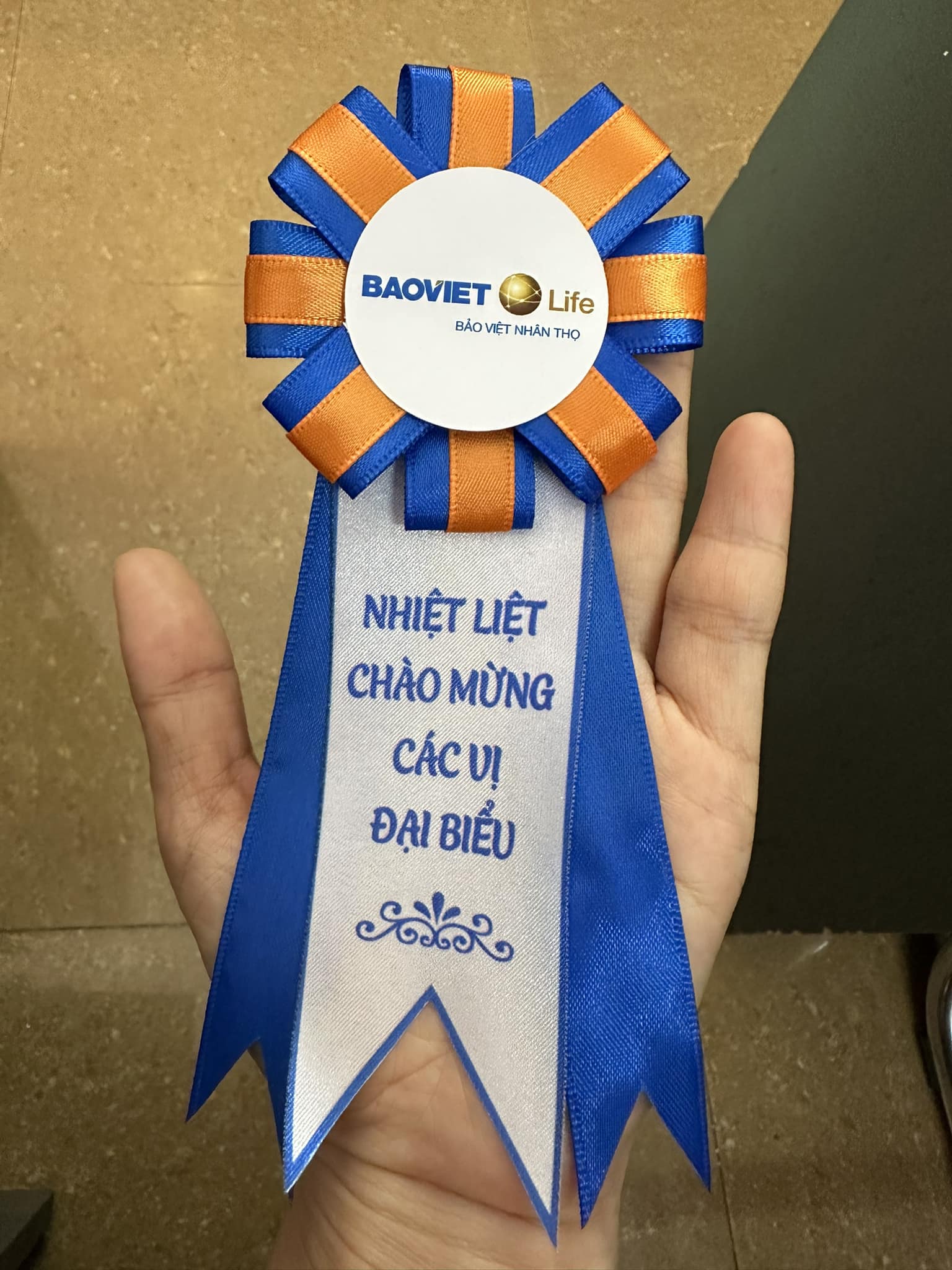 Mua hoa cài áo đại biểu ở đâu?