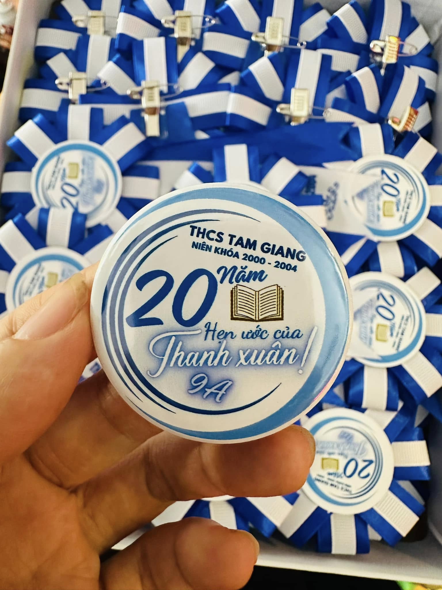 Hoa cài áo đại biểu gắn logo