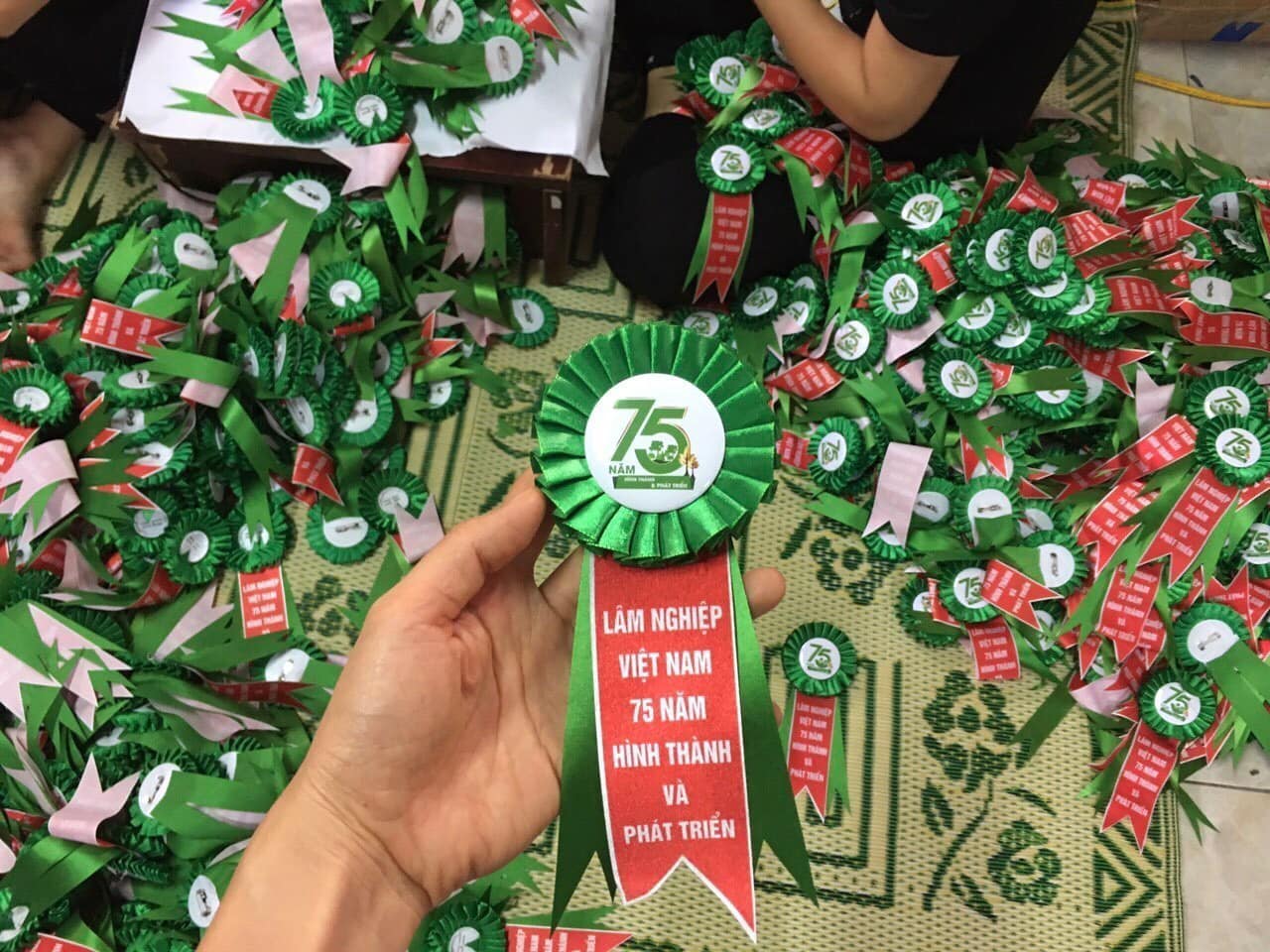 Nhận làm hoa cài áo đại biểu lấy ngay