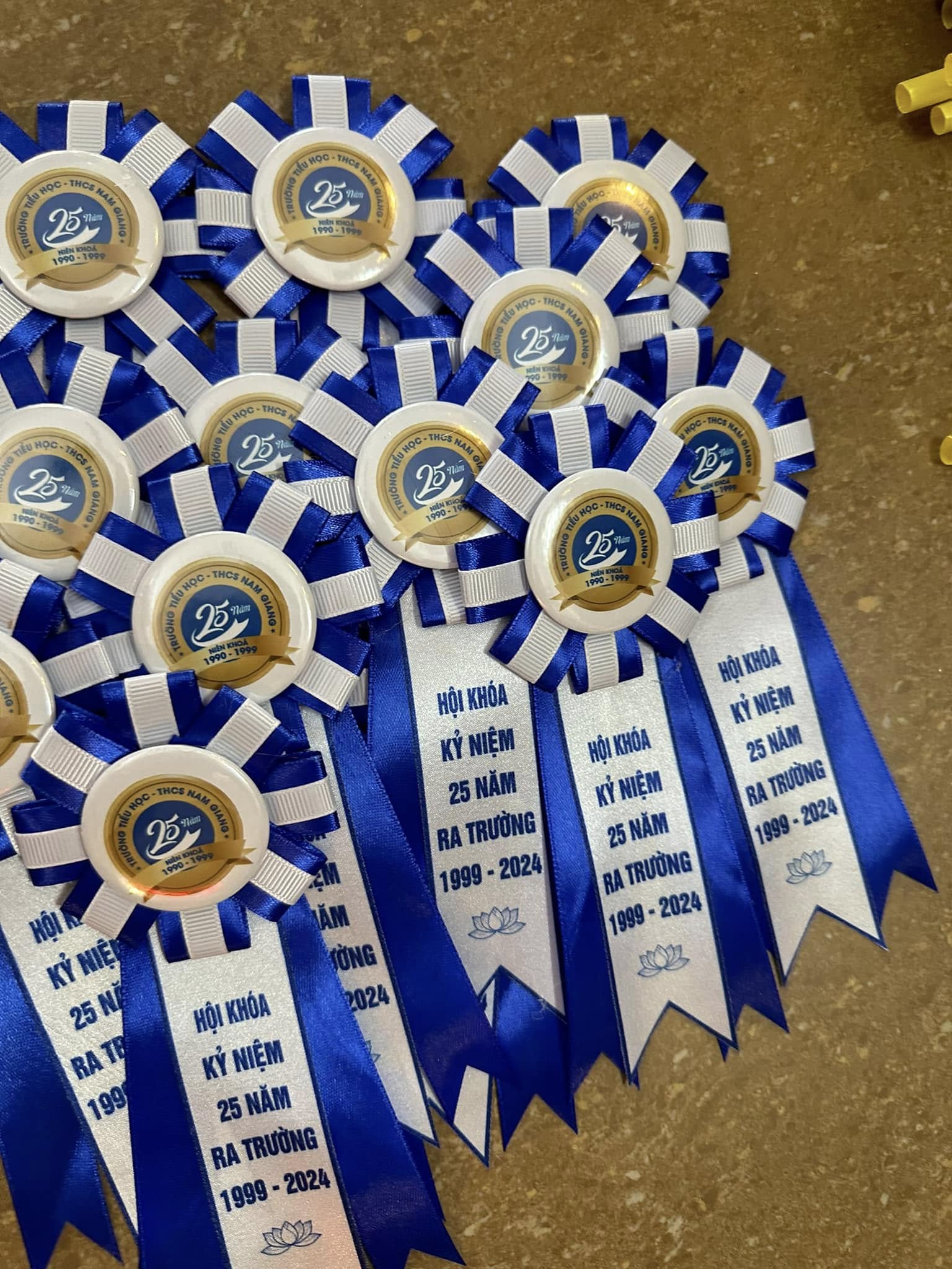 Hoa cài áo lên áo 