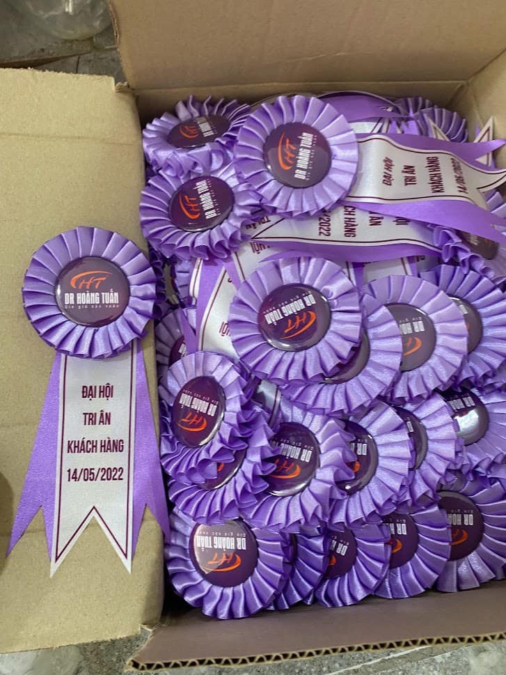 Hoa cài áo đại biểu sự kiện