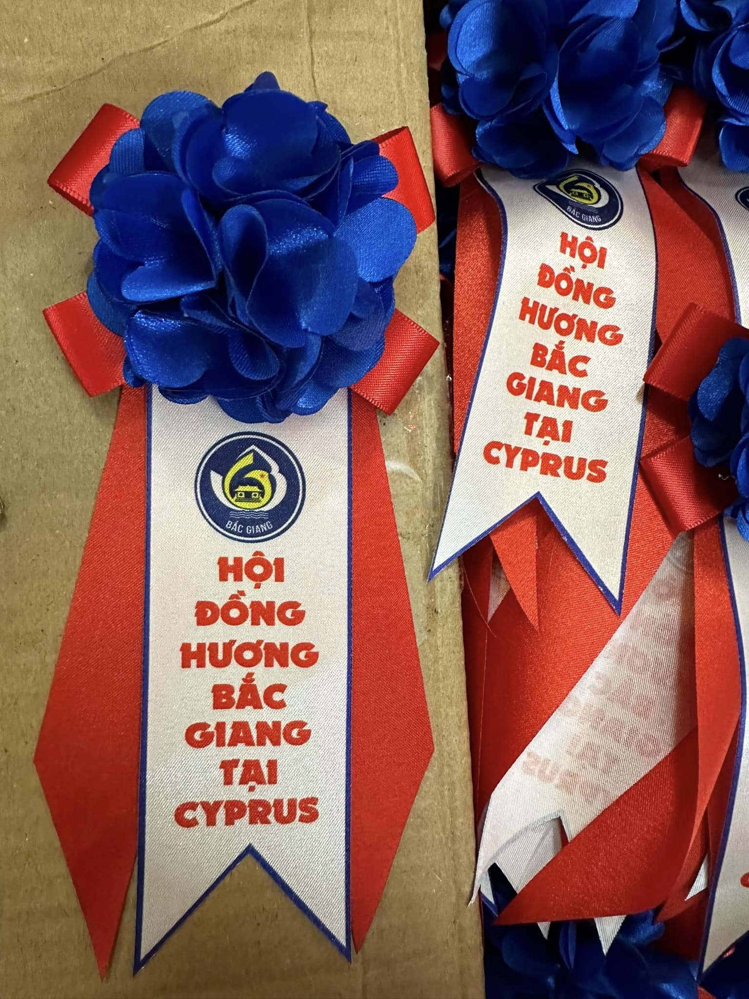 Giá hoa cài áo đại biểu