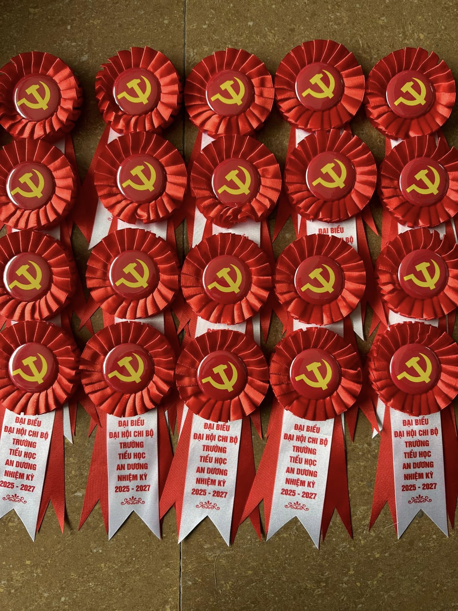 Mua hoa cài áo đại biểu giá rẻ