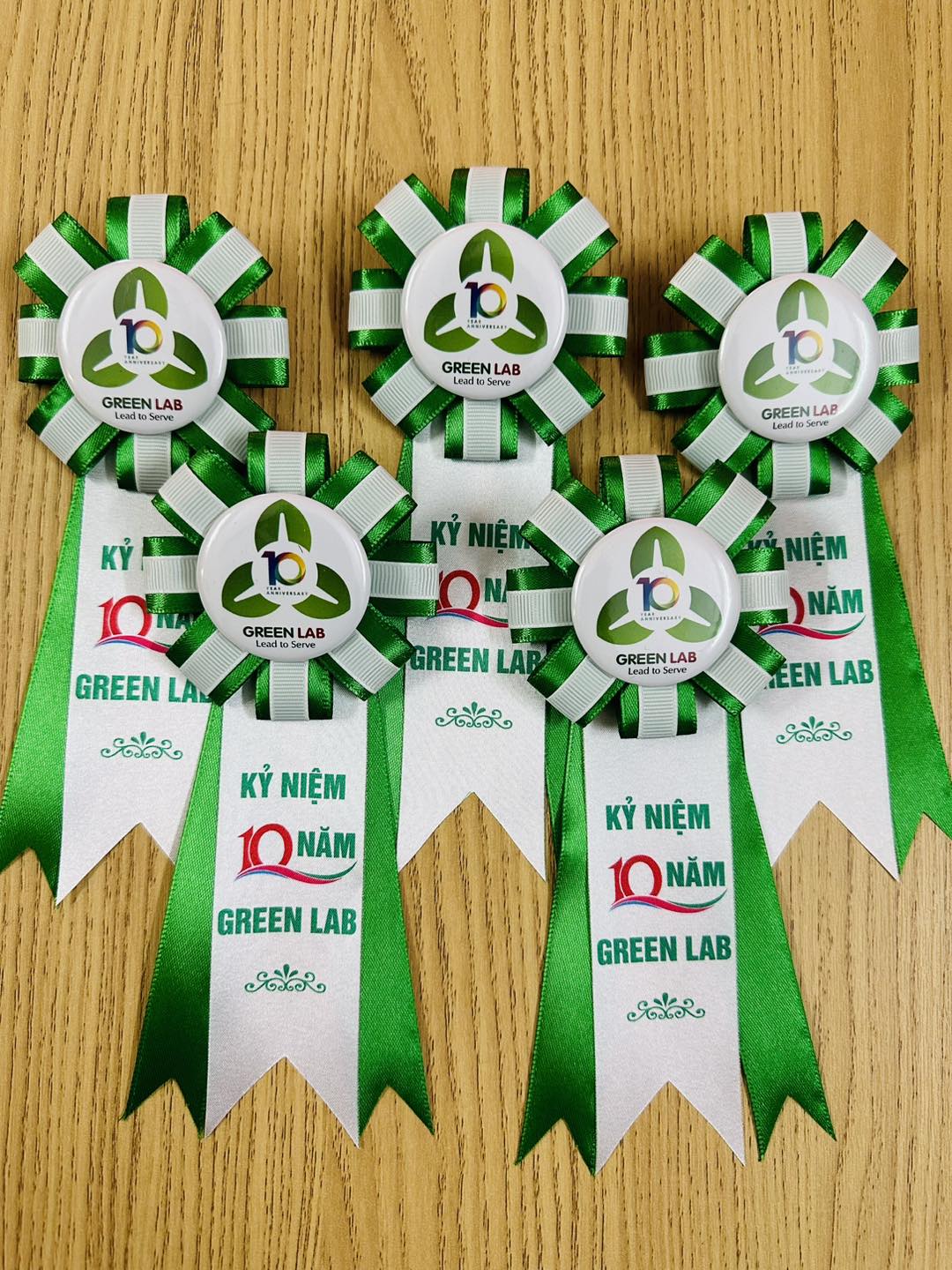 Mua hoa cài áo đại biểu ở đâu?