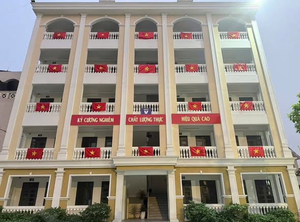 Cờ Tổ Quốc cho trường học – Xưởng in cờ HOÀNG GIA tại Hà Nội