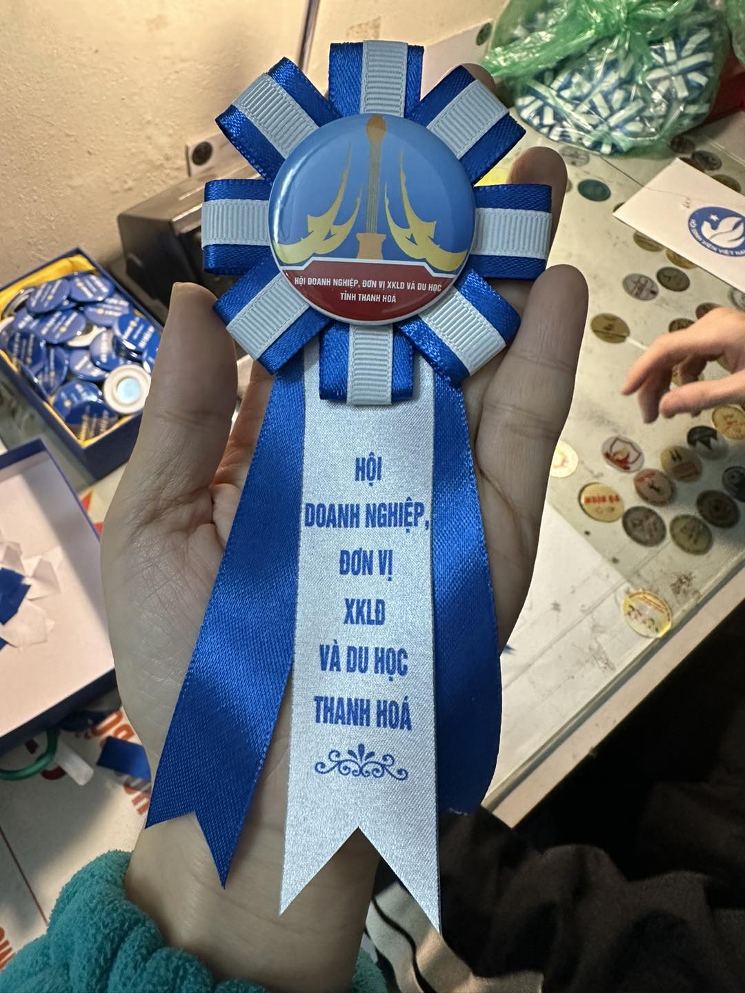 Hoa cài áo đại biểu nam