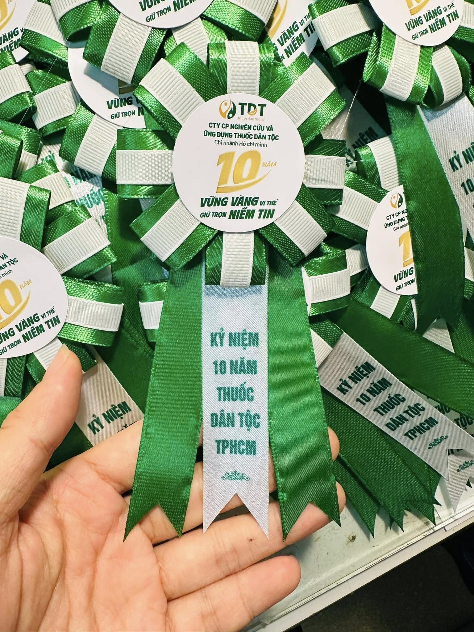 Nhận làm hoa cài áo đại biểu gấp