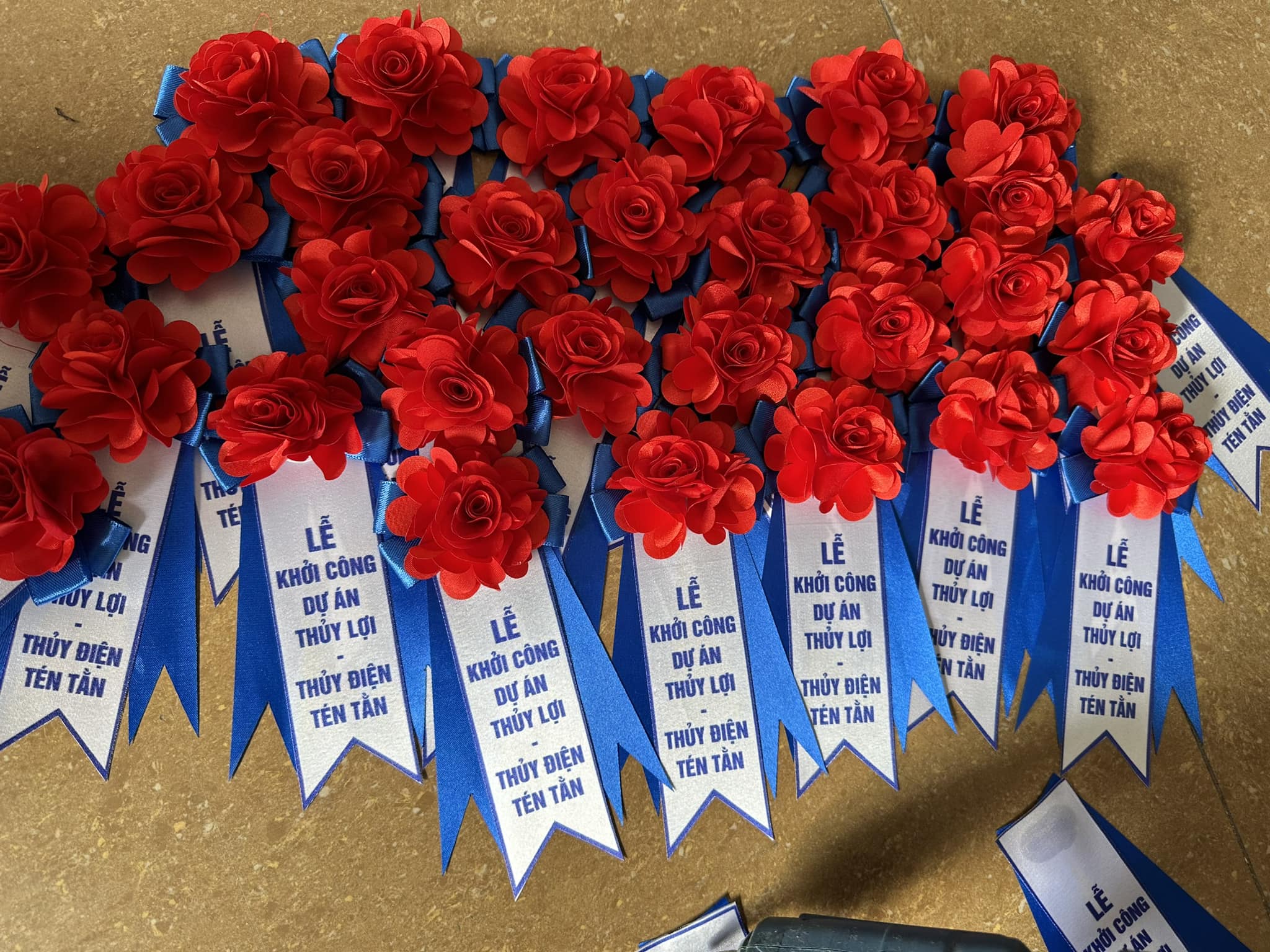 Hoa cài áo khách mời