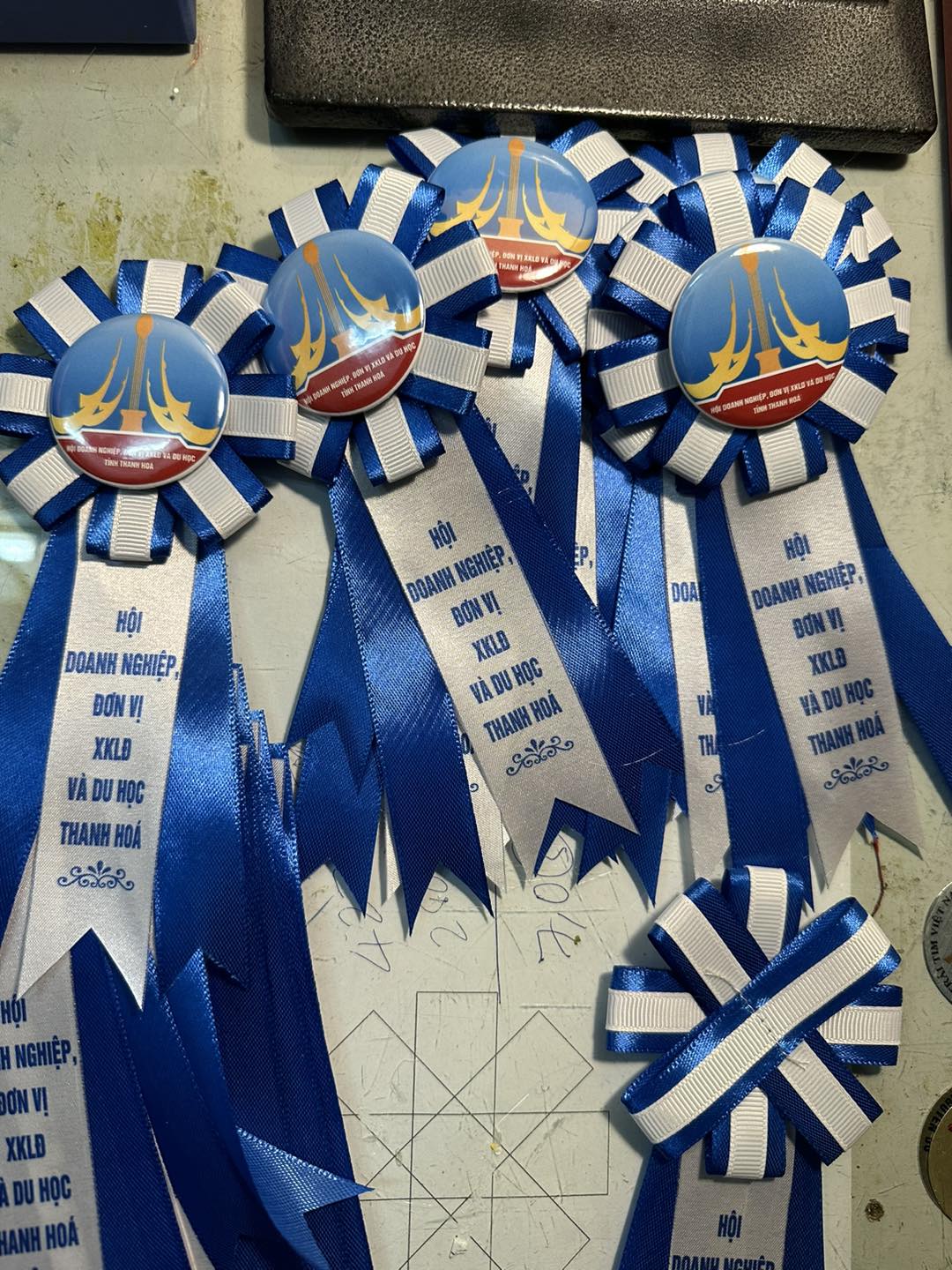 Hoa cài áo đại biểu nam