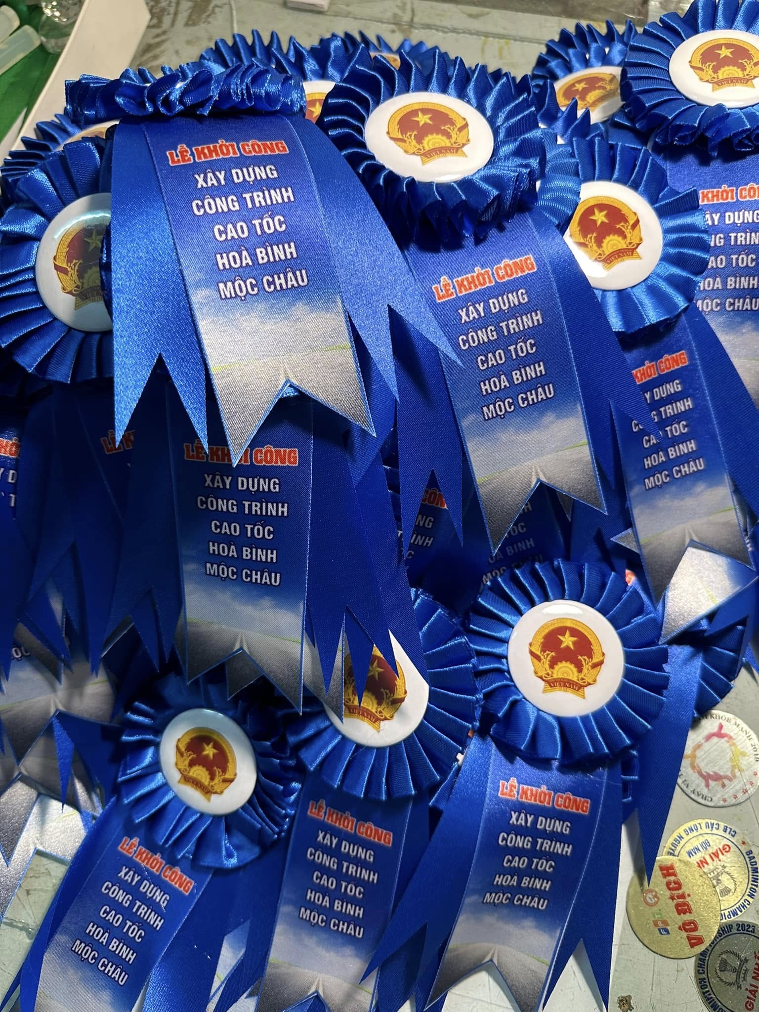 Hoa cài áo sự kiện