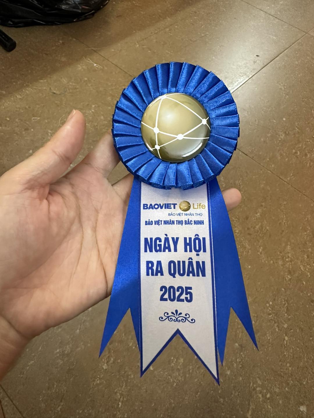 Huy hiệu hoa cài áo