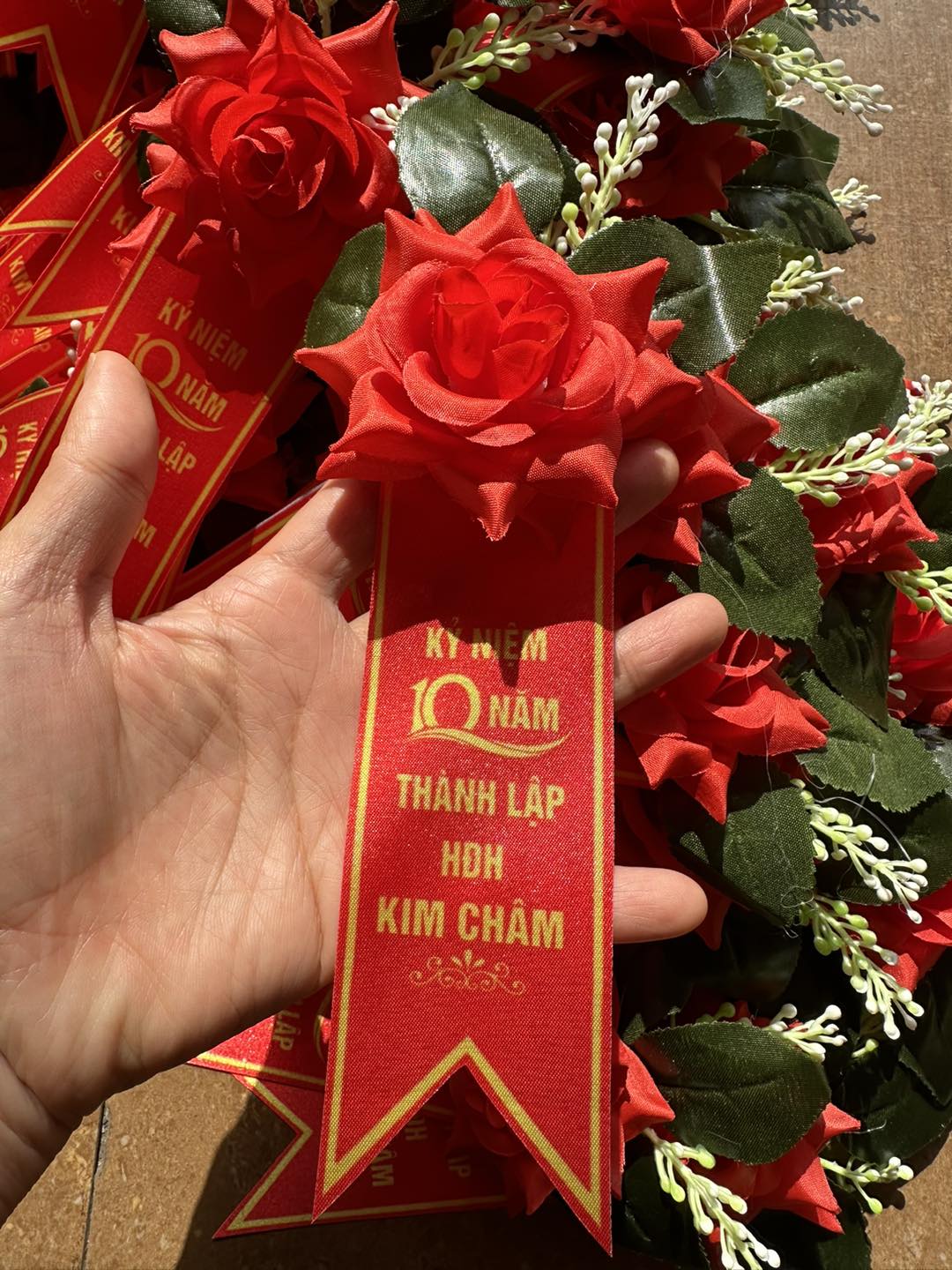 Hoa cài áo đại biểu sự kiện