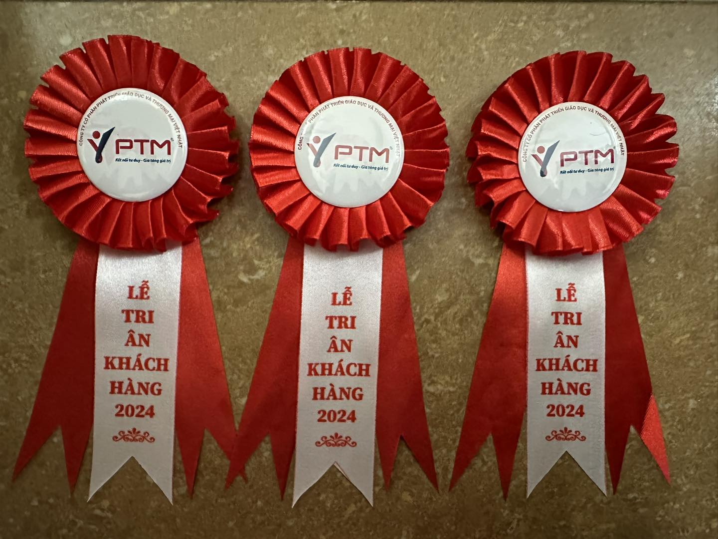 Hoa cài áo sự kiện