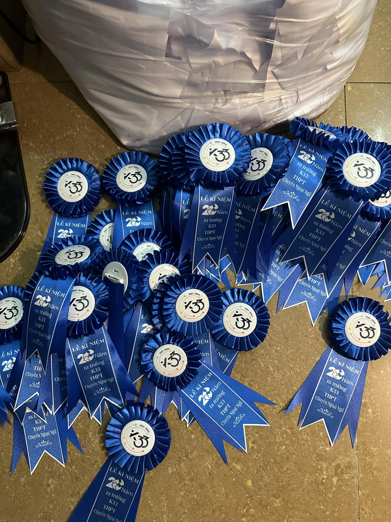 Giá hoa cài áo đại biểu