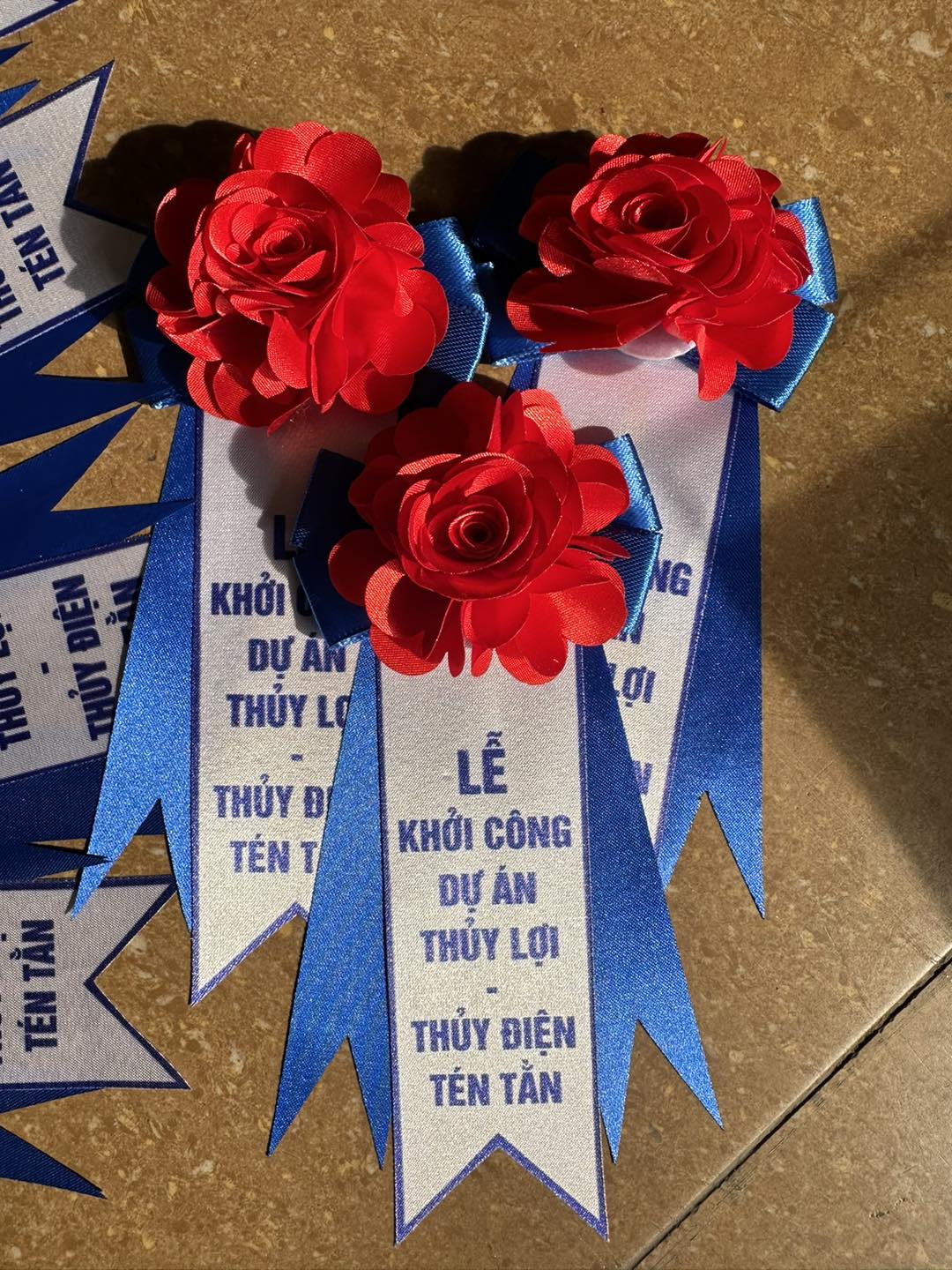 Mua hoa cài áo đại biểu