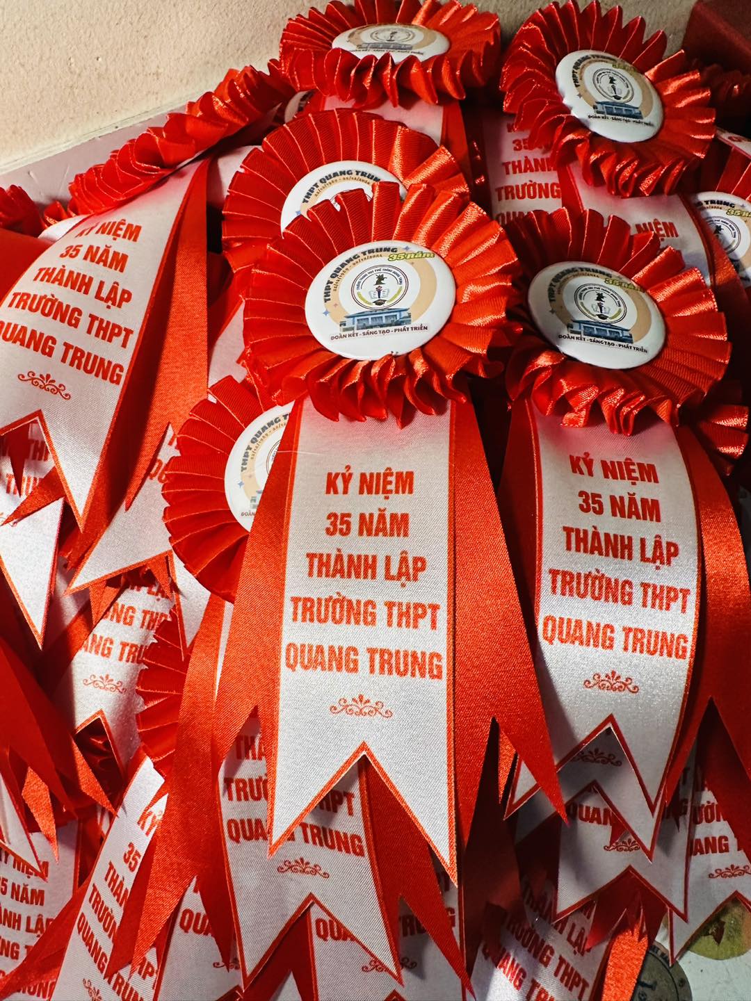 Mẫu hoa cài áo đại biểu