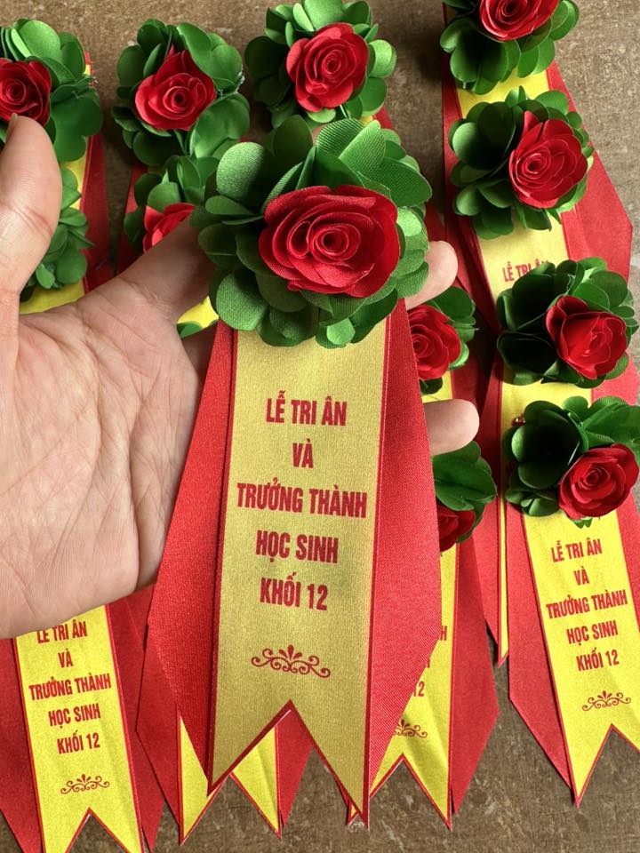 Hoa cài áo họp lớp